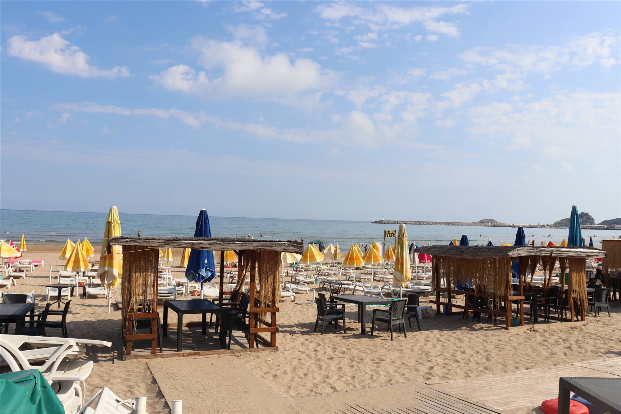 Gold Beach hasır gölgelikli loca alanları