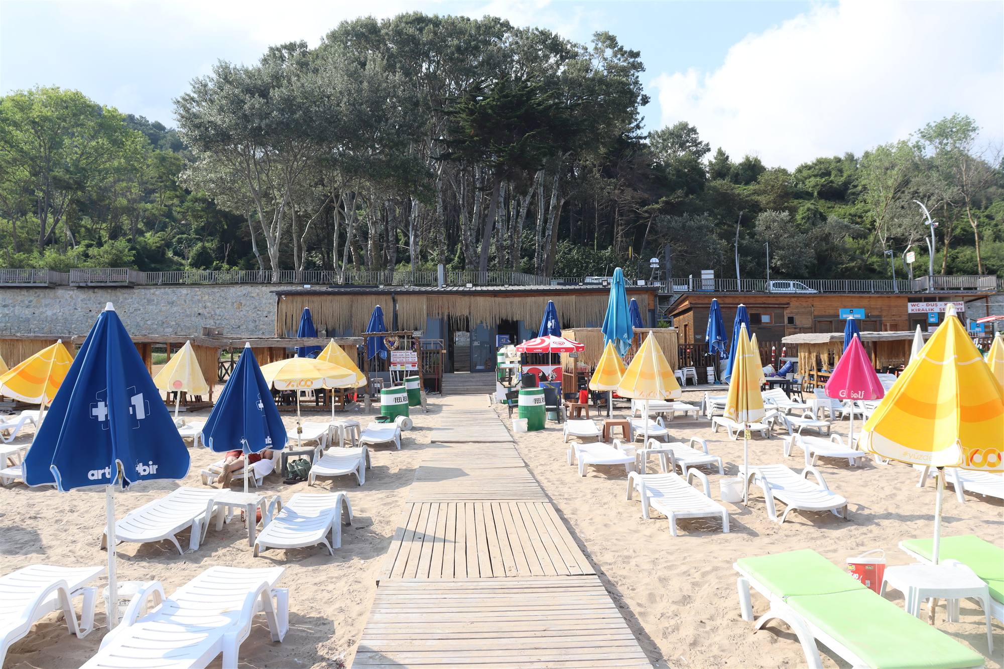 Gold Beach sahil yürüyüş yolu ve tesis alanı