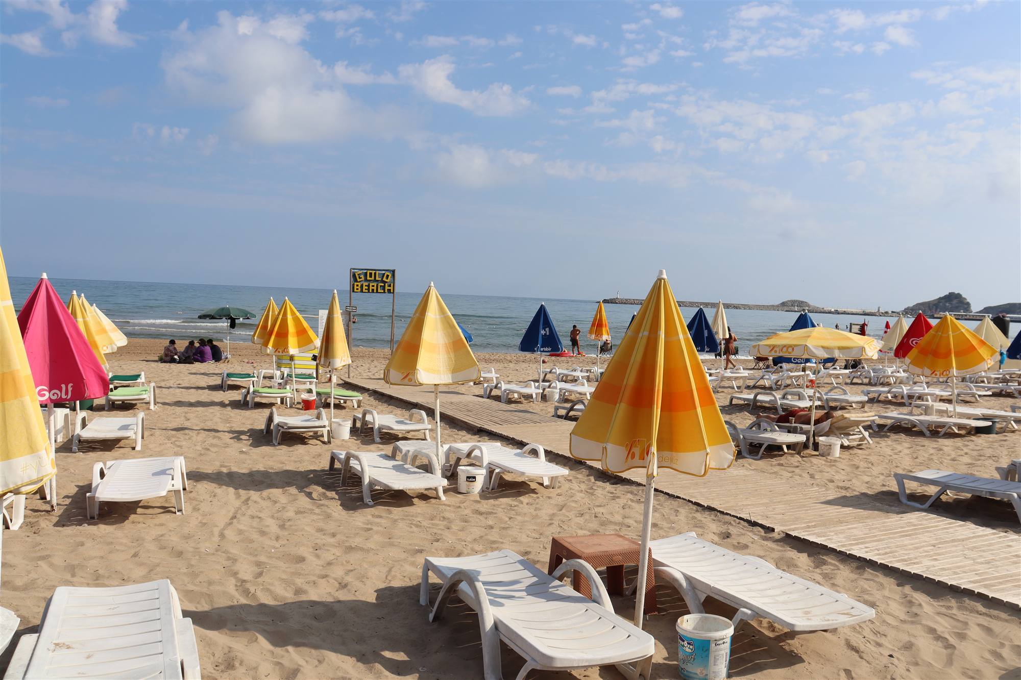 Gold Beach şezlongları, şemsiyeleri ve deniz manzarası