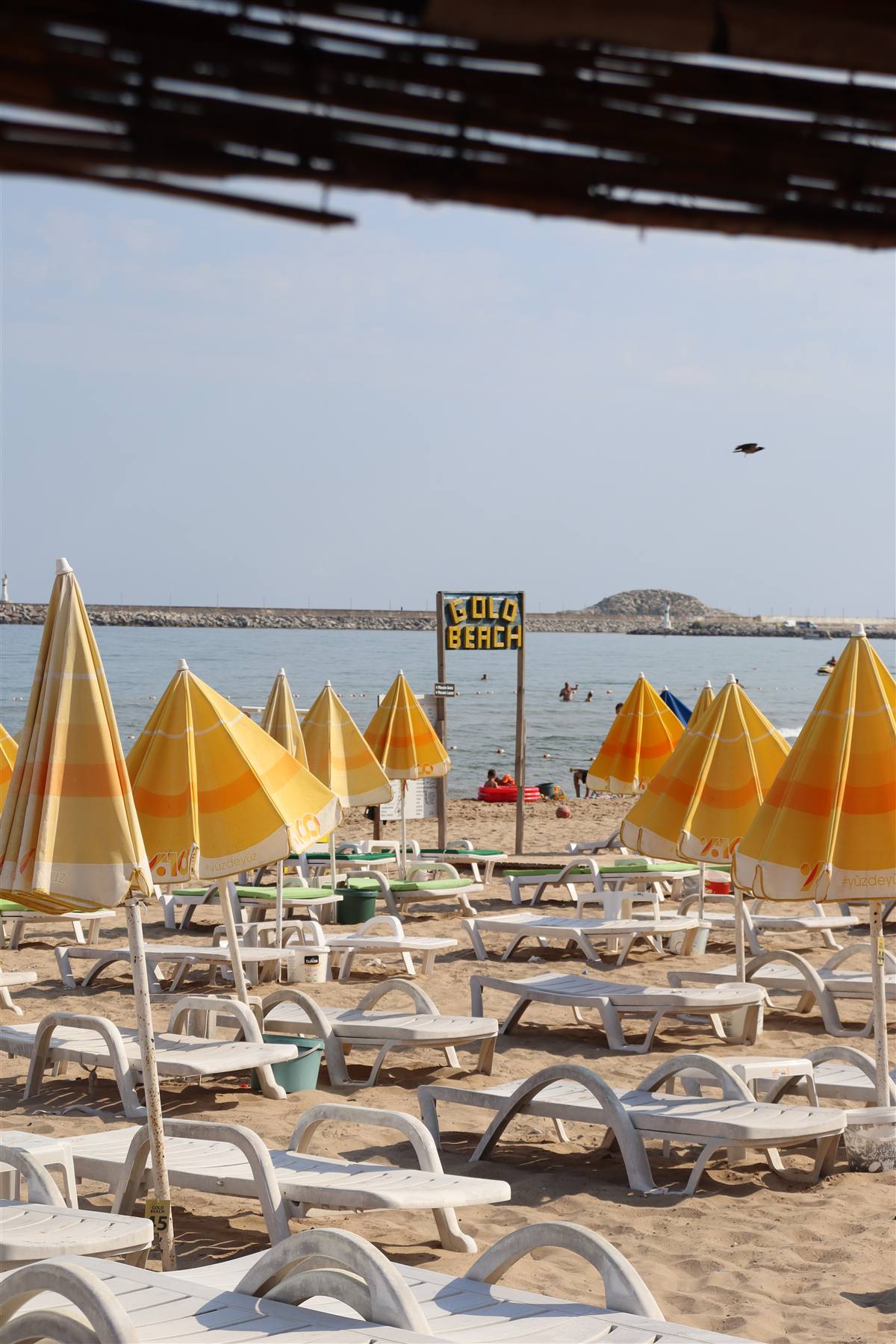 Gold Beach şezlongları ve sahil tabelası