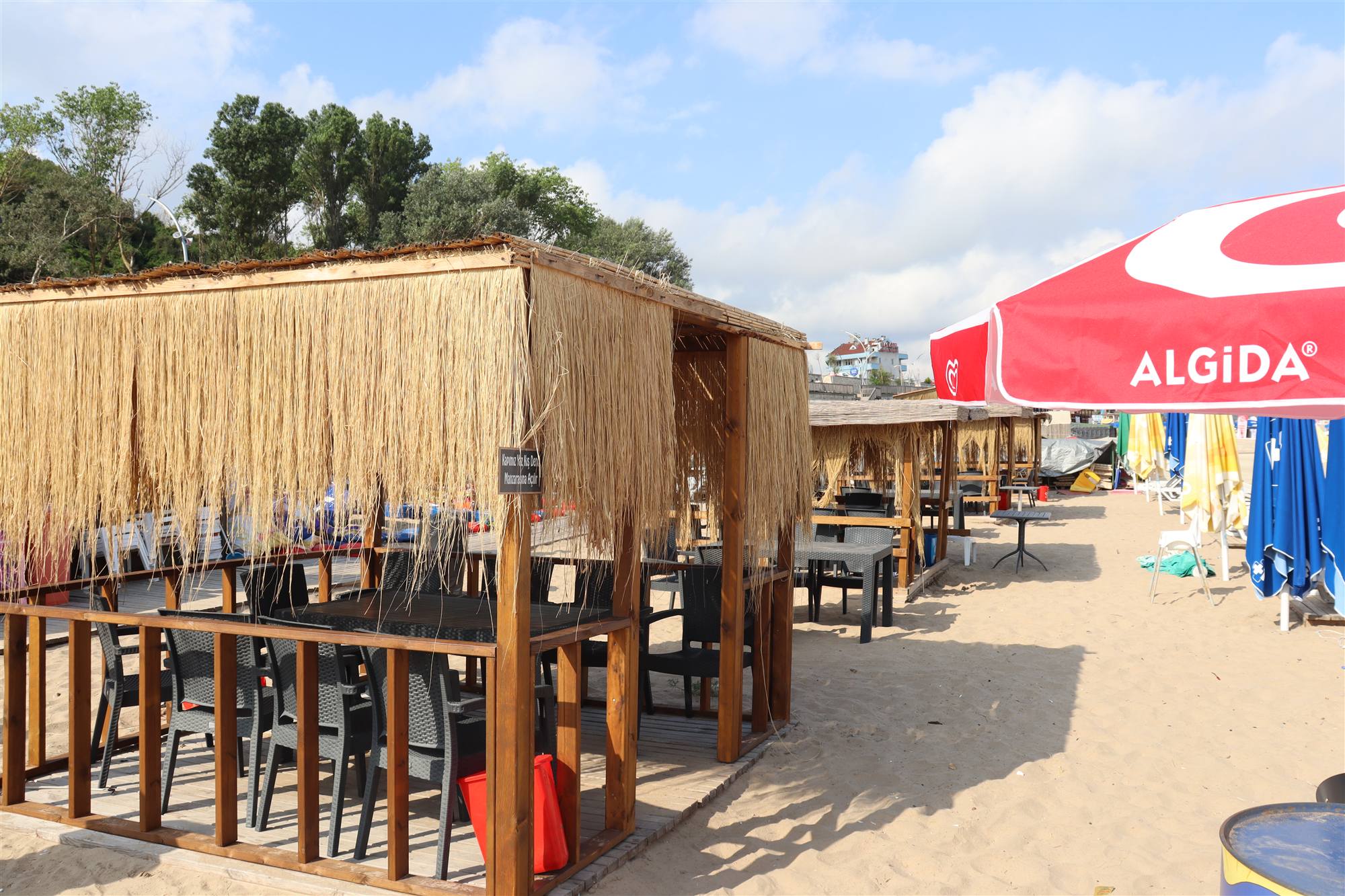 Gold Beach gölgeli restoran ve loca alanı