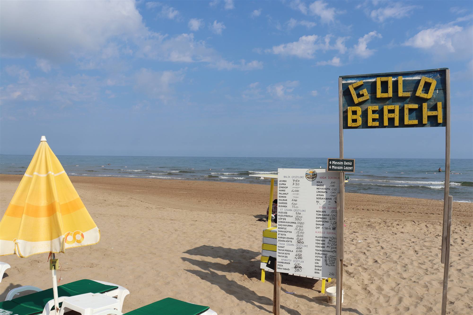 Gold Beach tabelası ve deniz manzarası