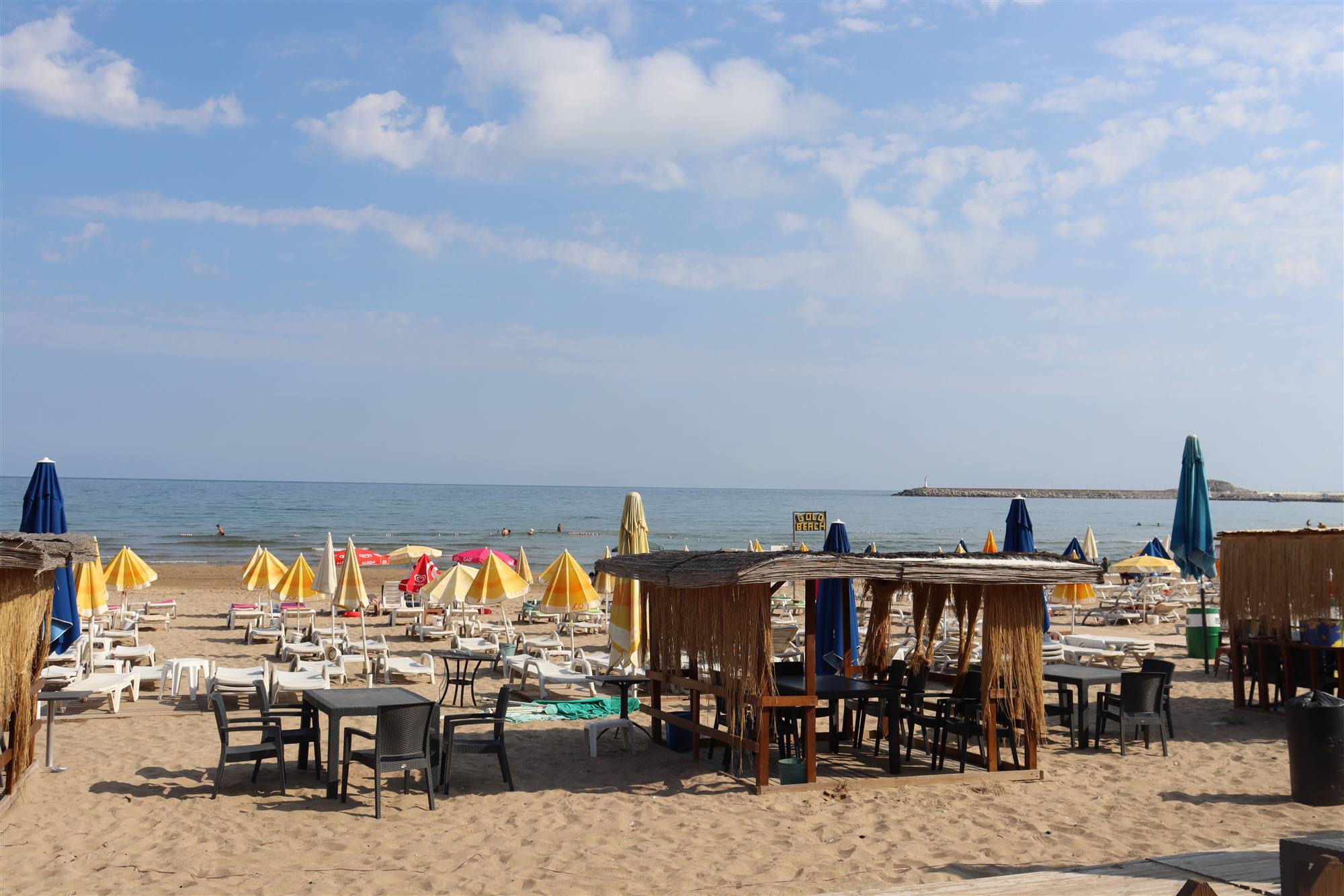 Gold Beach locaları, şezlongları ve Ayazma sahili